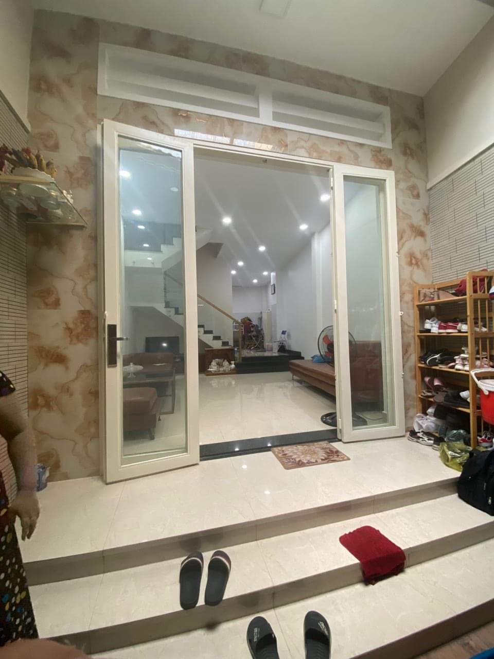 NHỈNH 5 TỶ CÓ NHÀ ĐẸP 3 TẦNG BTCT - XE HƠI ĐỔ CỬA - ĐỐI DIỆN TRUNG TÂM THƯƠNG MẠI GIGAMALL