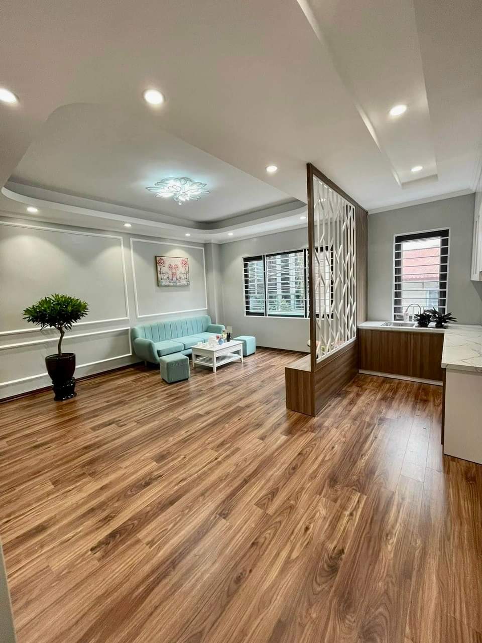 NHÀ MỚI KOONG - THANG MÁY - Ô TÔ ĐỖ CỬA VÀO NHÀ - NGÕ THÔNG - MẶT TIỀN RỘNG