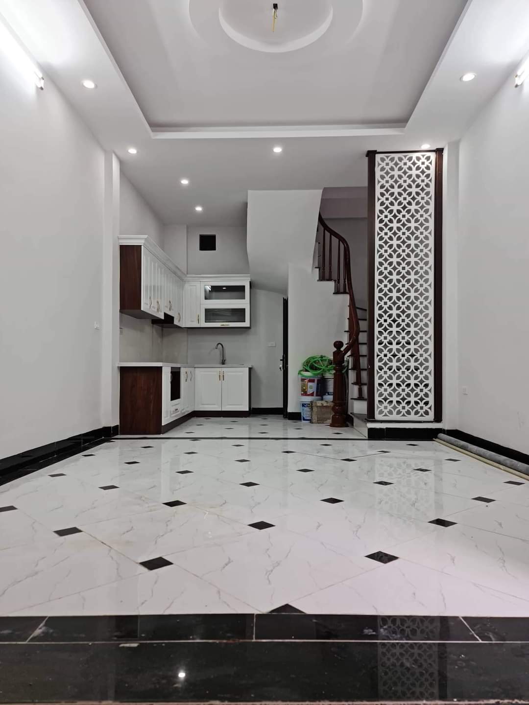 Nhà đẹp lô góc - cách ô tô tránh vài bước - tiện ích - giao thông thuận lợi - view công viên hồ Đền Lừ