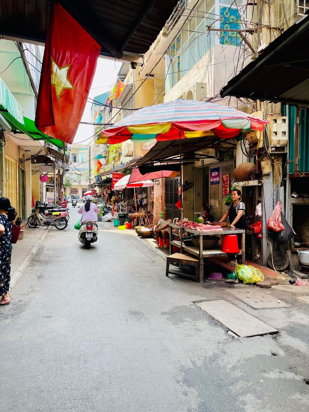 NHÀ BÁN TÂY SƠN. MẶT NGÕ THÔNG Ô TÔ VÀO NHÀ. DT40M. 3TẦNG. MT 5.8M. HƠN 5 TỶ. ĐANG CẦN BÁN GẤP.