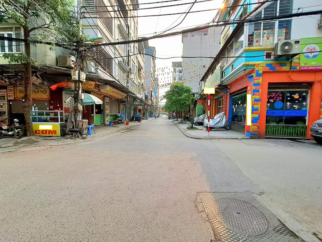 BÁN ĐẤT TẶNG NHÀ PHẠM VĂN ĐỒNG, MẶT PHỐ, KINH DOANH, Ô TÔ TRÁNH..121M2, 23,5 TỶ...