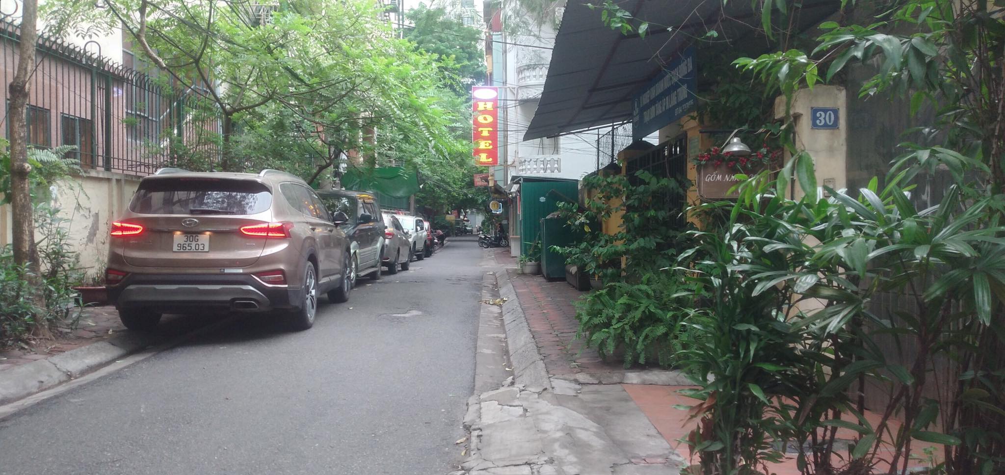 Bán nhà Ngõ 18 Huỳnh Thúc Kháng nhỉnh 9 tỷ 40m2, 5T Gara vỉa hè ô tô tránh VIP Đống Đa