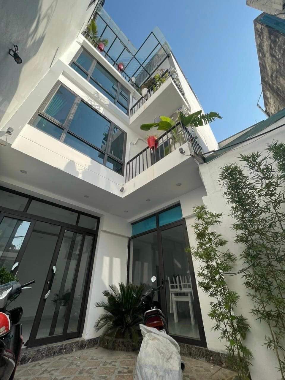 BIỆT THỰ SÂN VƯỜN MINI - 4 TẦNG - THANG MÁY KÍNH - Ô TÔ ĐỖ CỬA - TRUNG TÂM TRÂU QUỲ, GIA LÂM - AN SINH TUYỆT VỜI.