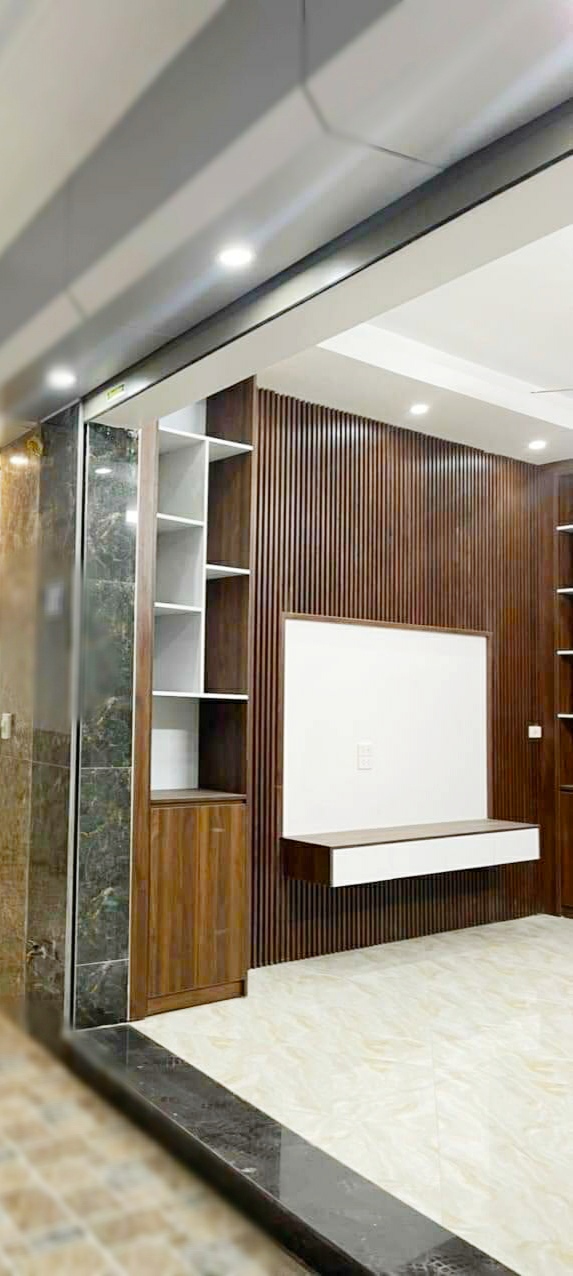 Siêu hiếm mới koong,oto đỗ cổng Bồ Đề,LB. 31m2. 5tầng , MT3.8m.Full nội thất.Nhỉnh 3tỷ