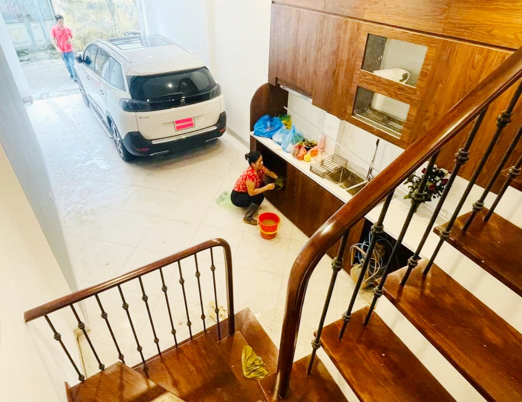 Gara oto ,mặt ngõ Ngọc Thụy, LB. 38m2, 5 tầng.Tặng full nội thất. Nhỉnh 5tỷ