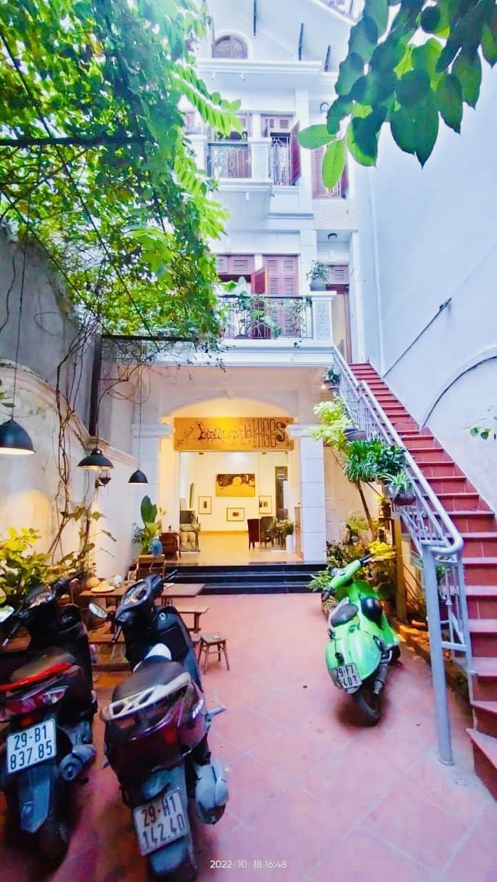 Bán nhà Thổ Quan, Đống Đa, Hà Nội. Diện tích 131m2 x 4 tầng, mặt tiển 4.5m. Ô tô đỗ cửa. Ngõ thông, nhà đẹp, ở ngay. SĐCC nở hậu.