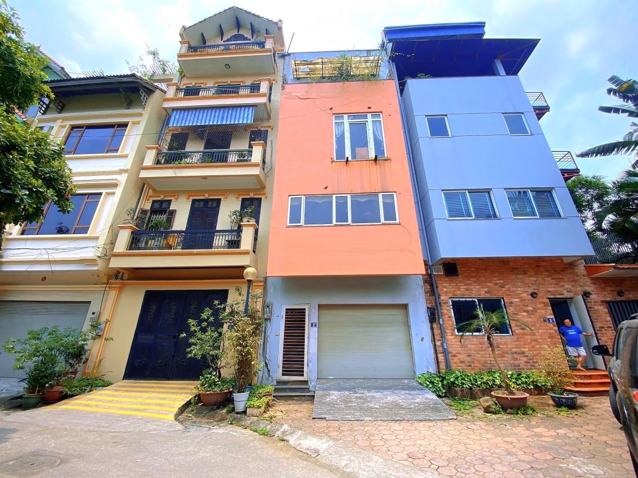Bán gấp căn nhà riêng, nguyên căn khu phân lô cán bộ phố Nguyễn Văn Huyên, Quan Hoa, Cầu Giấy, Hà Nội. Vỉa hè, Oto đỗ cửa vào nhà. SĐCC.