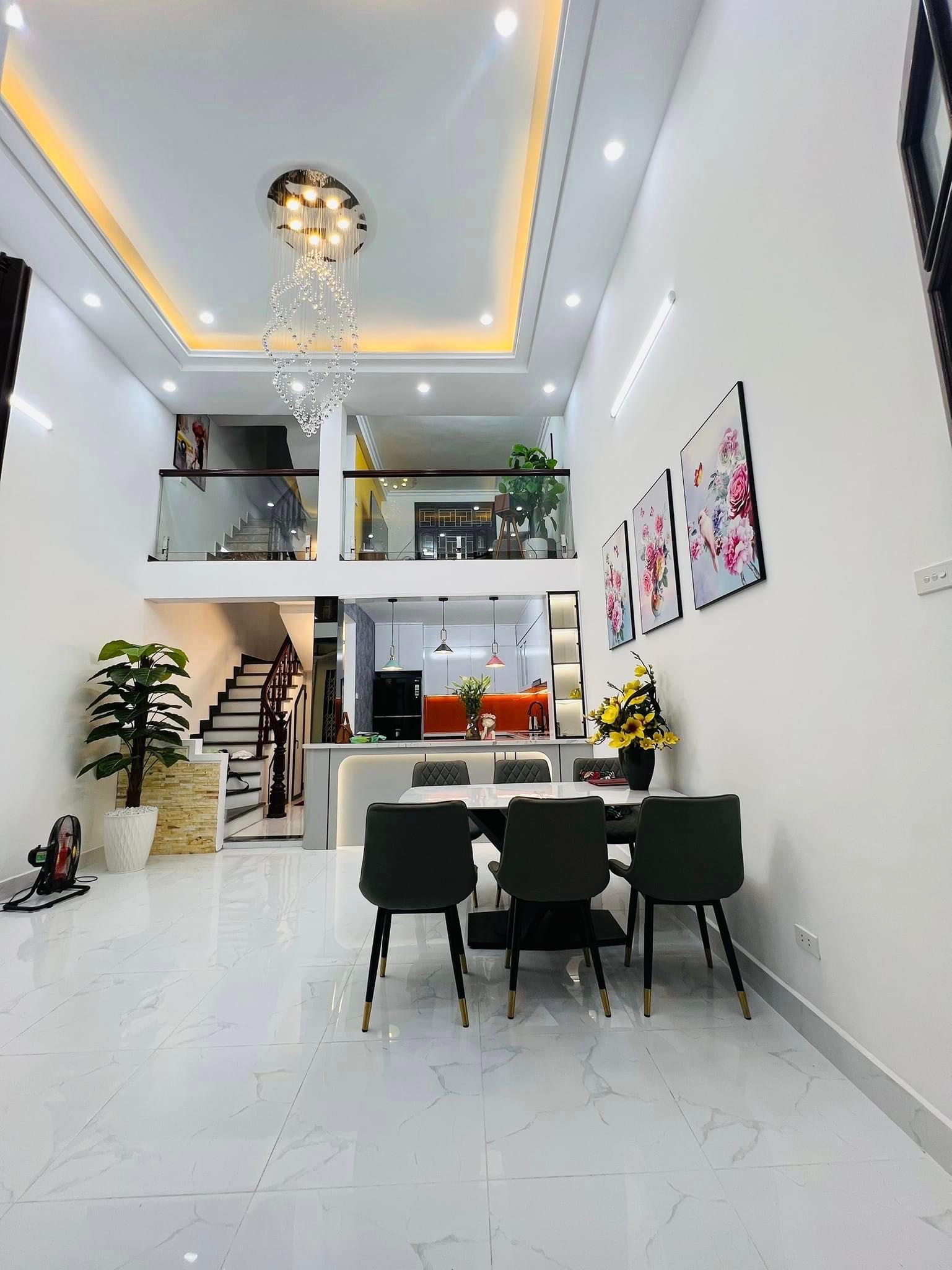 Bán nhà mặt ngõ trung tâm quận Đống Đa, Hà Nội. Lô góc 3 mặt tiền. Hiếm có, ngõ to, rộng. Gần phố. Mới đẹp ở ngay.
