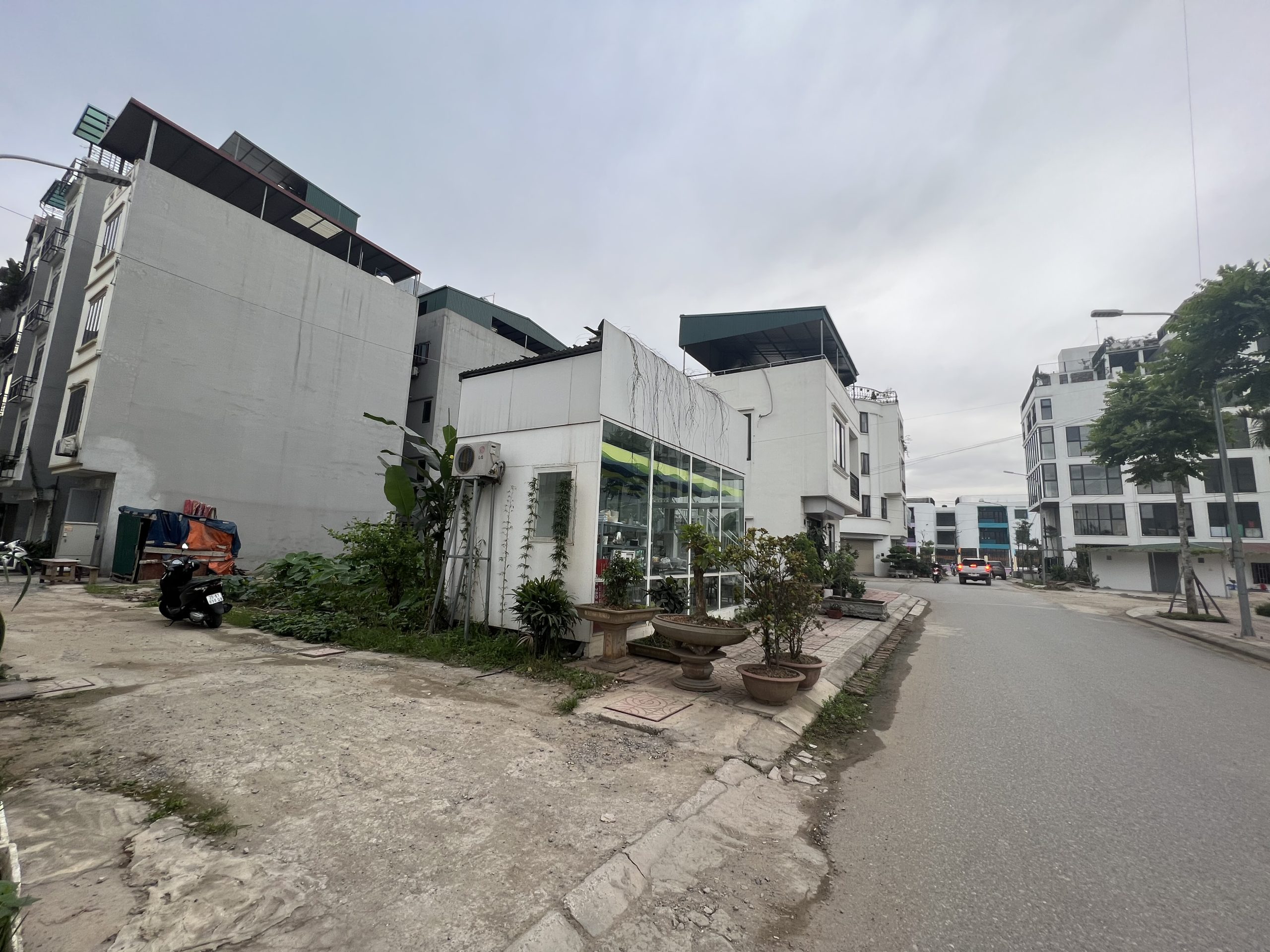 Bán 40m đất tái định cư Thạch Bàn - mặt tiền 4m - vỉa hè rộng - ô tô tránh - kinh doanh.