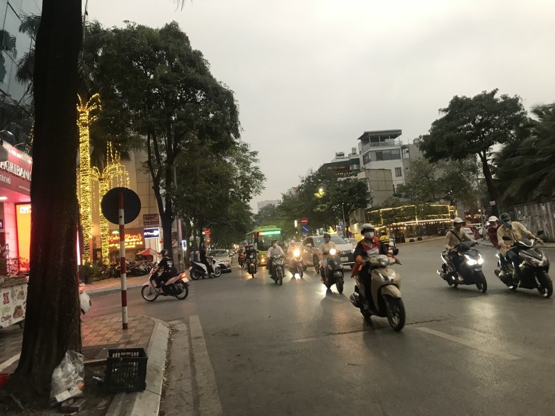 CHO THUÊ MBKD PHỐ LẠC LONG QUÂN 40M2.