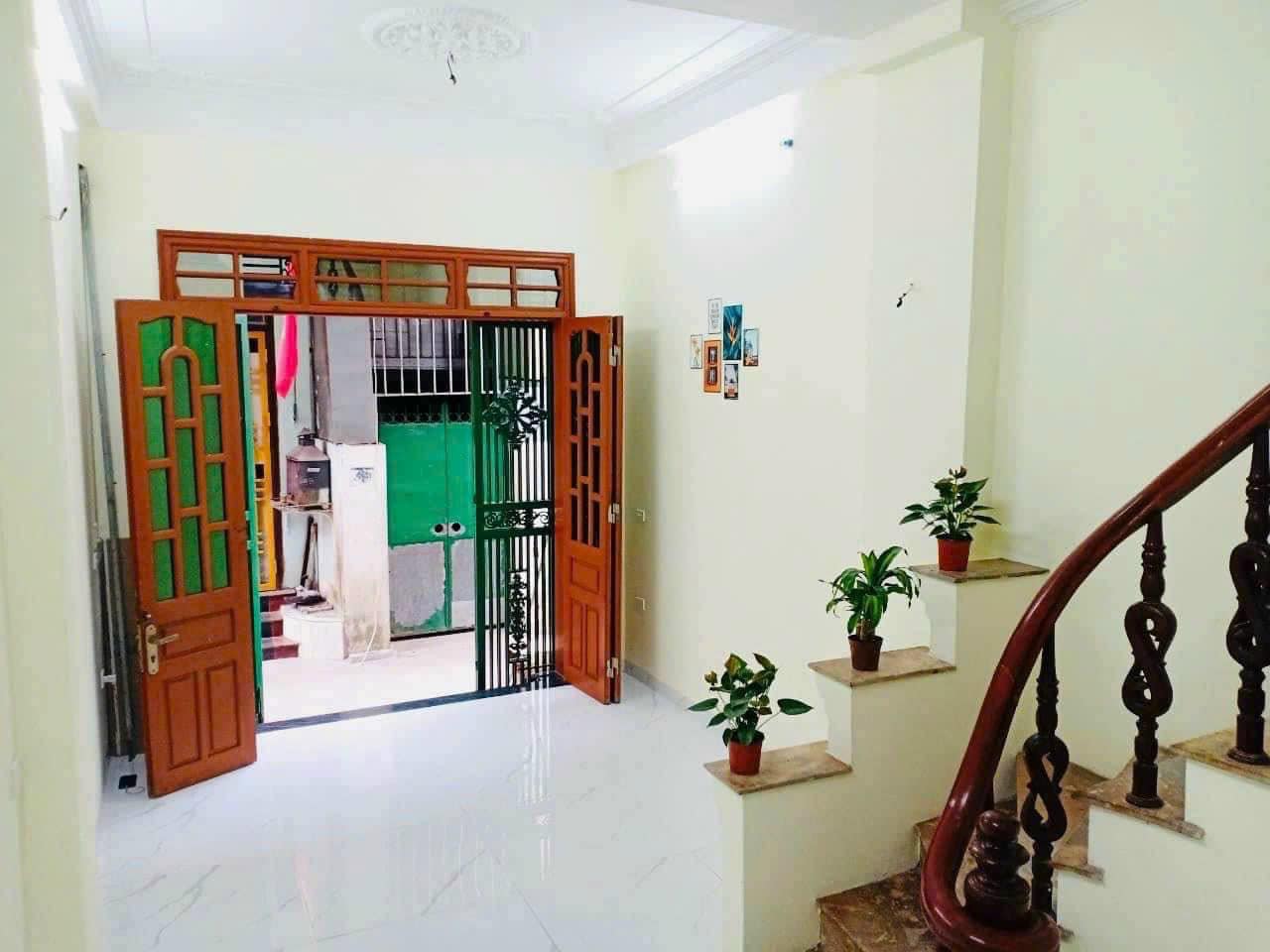 Nhà đẹp, giá rẻ, Bán gấp nhà Nguyễn Khang, Cầu Giấy, 35m2, 3 tầng, Mt 4m, 3 tỷ