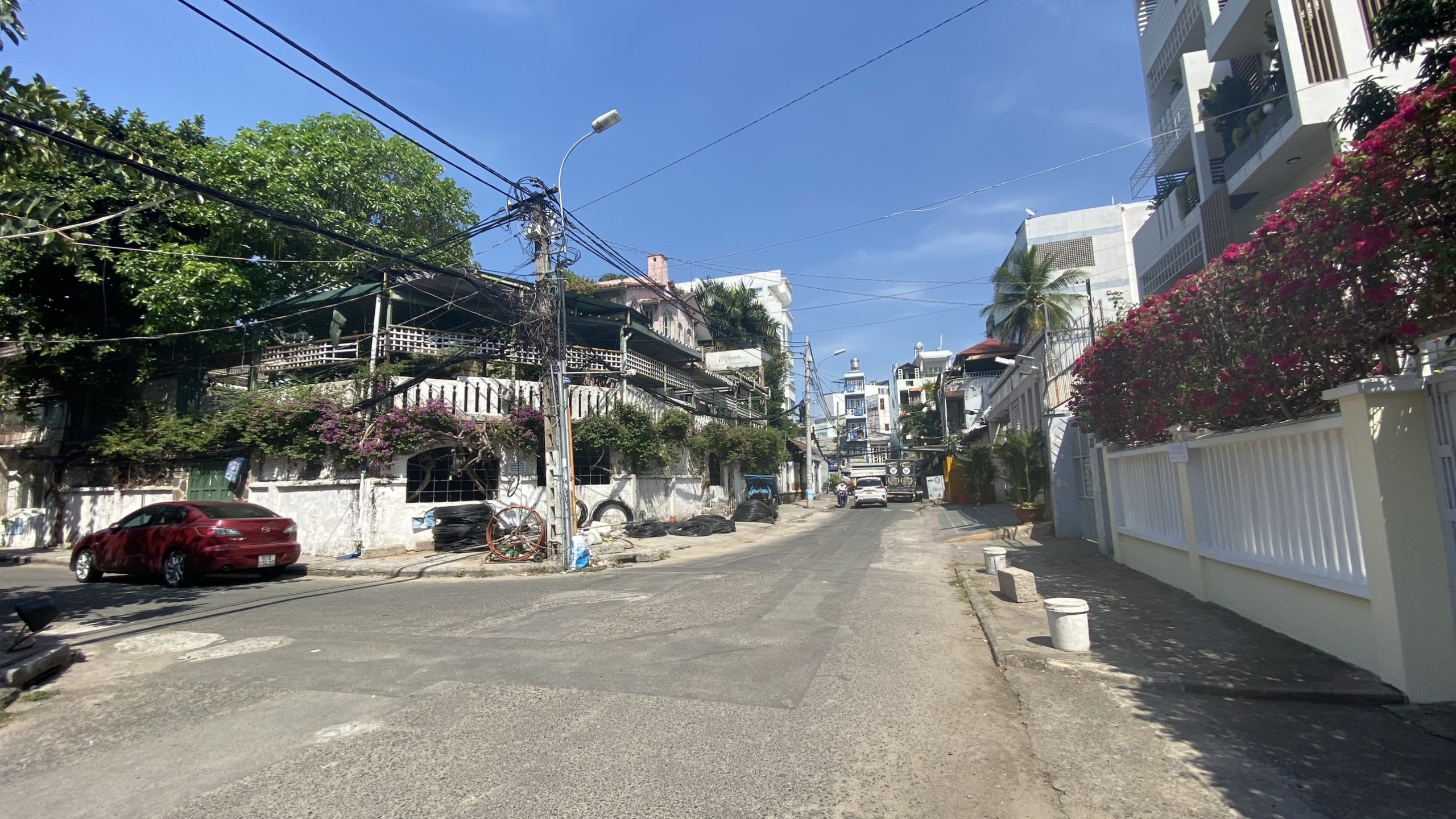 Cho thuê biệt thự MT Nam Kỳ Khởi Nghĩa. Ngang lớn 22m, nhà đẹp, vuông vức. Giá: 300 tr/th