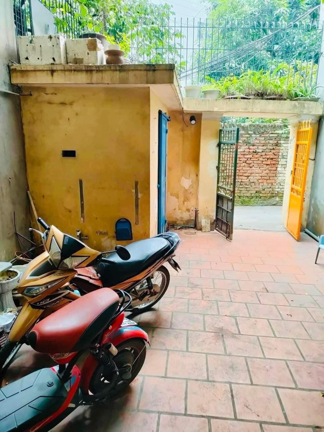 Bán nhà Lạc Long Quân, Cầu Giấy 70m2, MT 4.5m, 6m ô tô tránh, giá 8 tỷ 7.