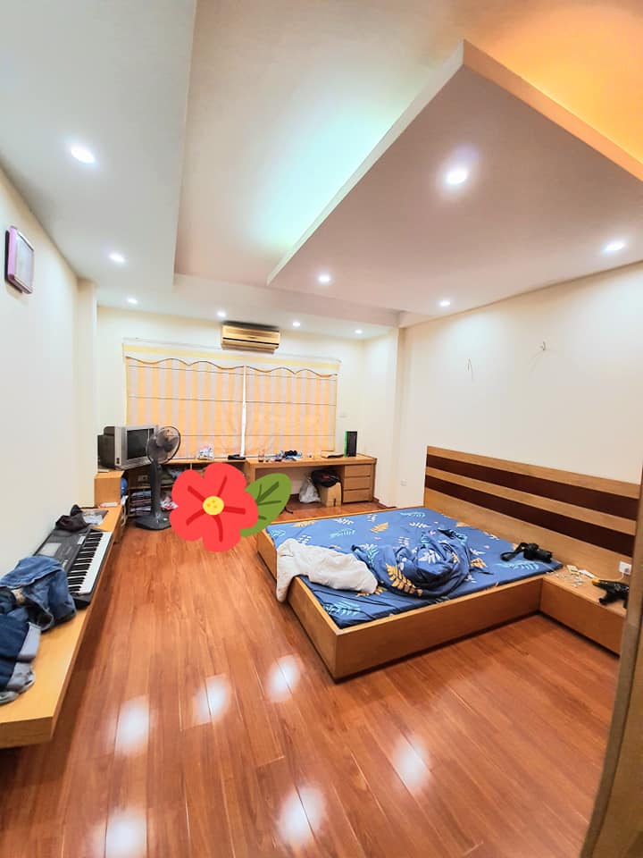 Bán nhà mới đẹp , Lạc Long Quân, Cầu Giấy 32m, 5 tầng, 4 tỷ2 có thương lượng.