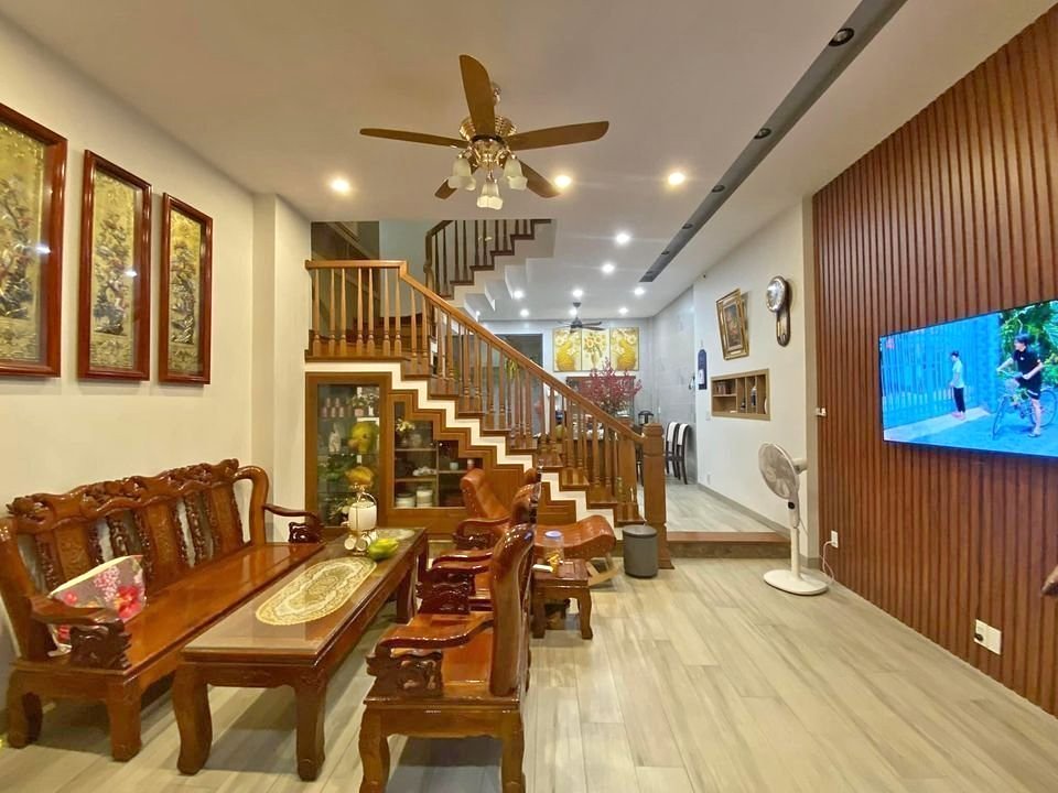 Bán gấp nhà Lạc Long Quân, Cầu Giấy, 38m2 5 tầng cực đẹp ở luôn