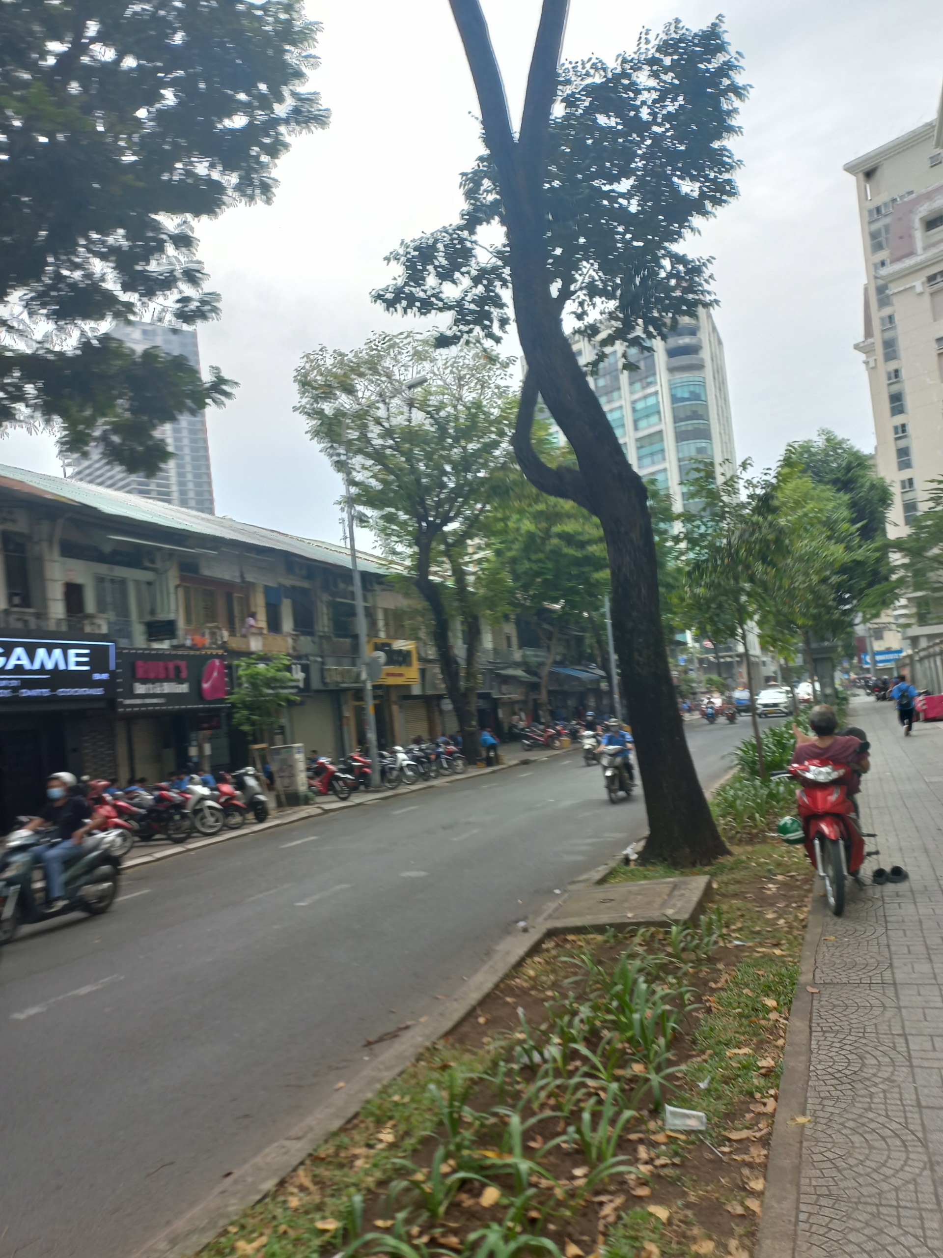 Cho thuê biệt thự MT Pasteur. Ngang lớn 24m, nhà đẹp, vuông vức. Giá: 300 tr/th