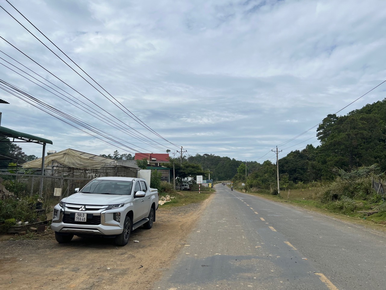 Chính chủ bán gấp lô đất có sẵn nhà cấp 4 (22,15 m x 34m) TC 300m2, MT QL 28b thuộc xã Tà Hine, Đức Trọng