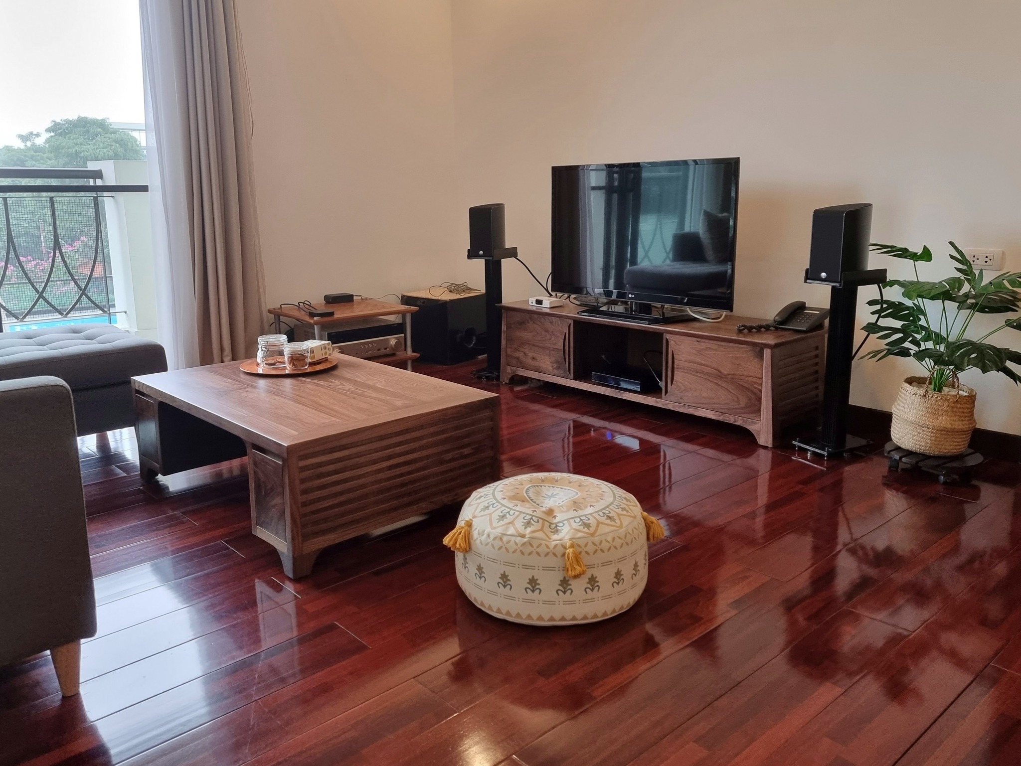 Bán nhà kiến trúc sư Thụy Điển thiết kế 42mx5t, ngõ rộng nhà moi xay 4 tỷ Tứ Liên Tây Hồ