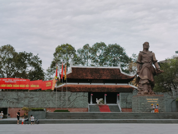 Khu vực quảng trường và tượng đài của vua Quang Trung cong-vien-van-hoa-dong-da-5