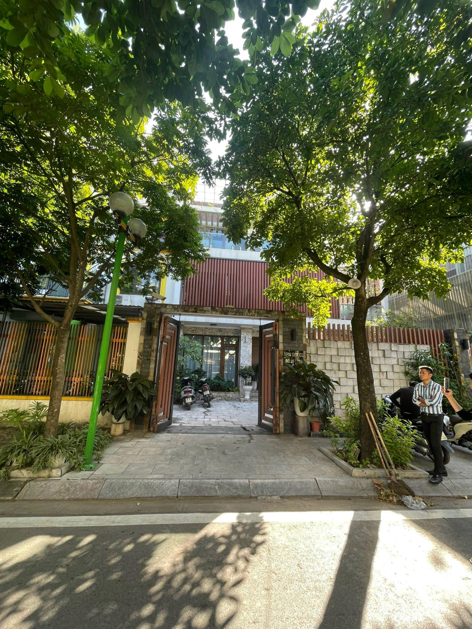 Biệt thự Tây Nam Linh Đàm, 220m2, 4 tầng, nội thất đẹp, về ở ngay.