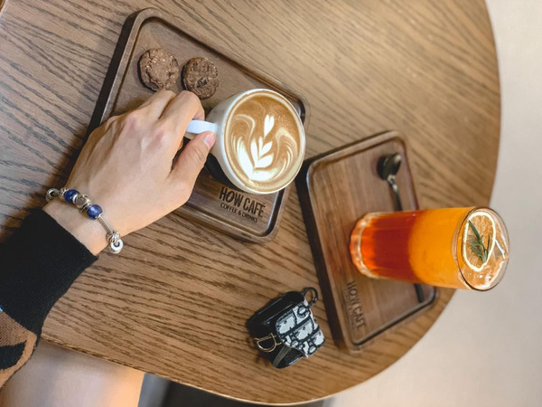 Giá đồ uống tại How Cafe Láng Hạ dao động từ 35.000 - 80.000 how-cafe-lang-ha