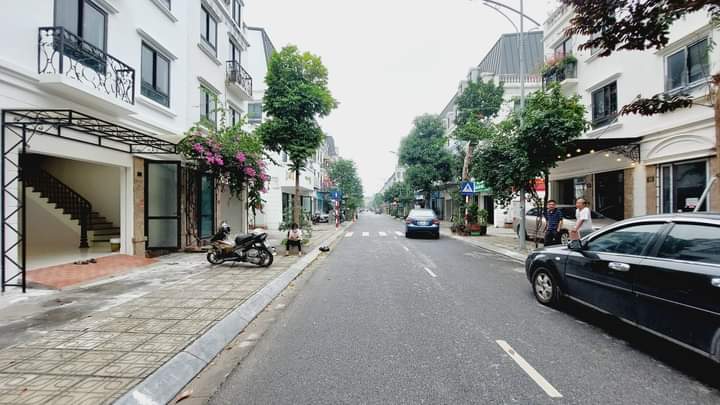 SIÊU PHẨM ĐẸP ĐẾM TỪNG CM -CHỈ VIỆC SÁCH VALY VỀ Ở NGAY - VỊ TRÍ hot NHẤT KHU ĐÔ THỊ VĂN PHÚ Lacasta 100m2,giá 13.5tỷ