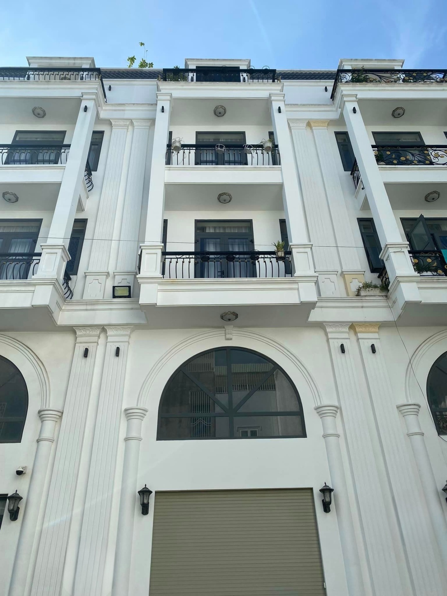 Nhà 3 tầng mới tinh khu phân lô mặt tiền số, 60m2, 5m x 12m, Giá 9.6 Tỷ, full nội thất