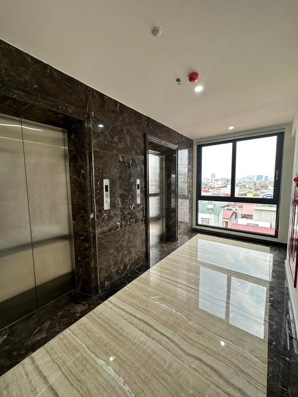 Bán nhà mặt phố Nguyễn Khang đã hoàn công, 2 thoáng, vỉa hè, 190m2 8T, dòng tiền 4tỷ/năm