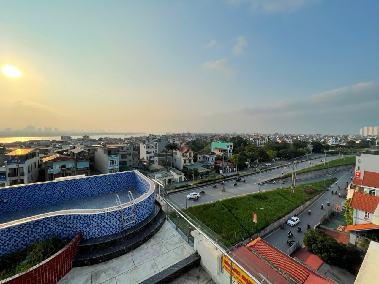 SIÊU TOÀ NHÀ VP 235M2, MT 9M,MẶT PHỐ Ô TÔ TRÁNH -LÔ GÓC- VIEW SÔNG HỒNG,TT LONG BIÊN