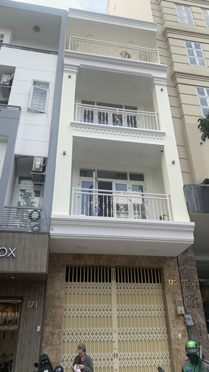 Cho thuê MT Võ Văn Tần, Q3, gần Pizza Hut, DT: 6x20m, trệt, 2 lầu, giá 60tr/tháng