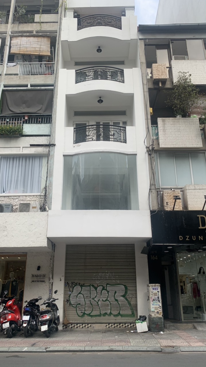 Cần Cho thuê gấp nhà mặt tiền Hai Bà Trưng, đoạn ngay ngã tư Trần Quang Khải và Hai Bà Trưng P.8 Q3