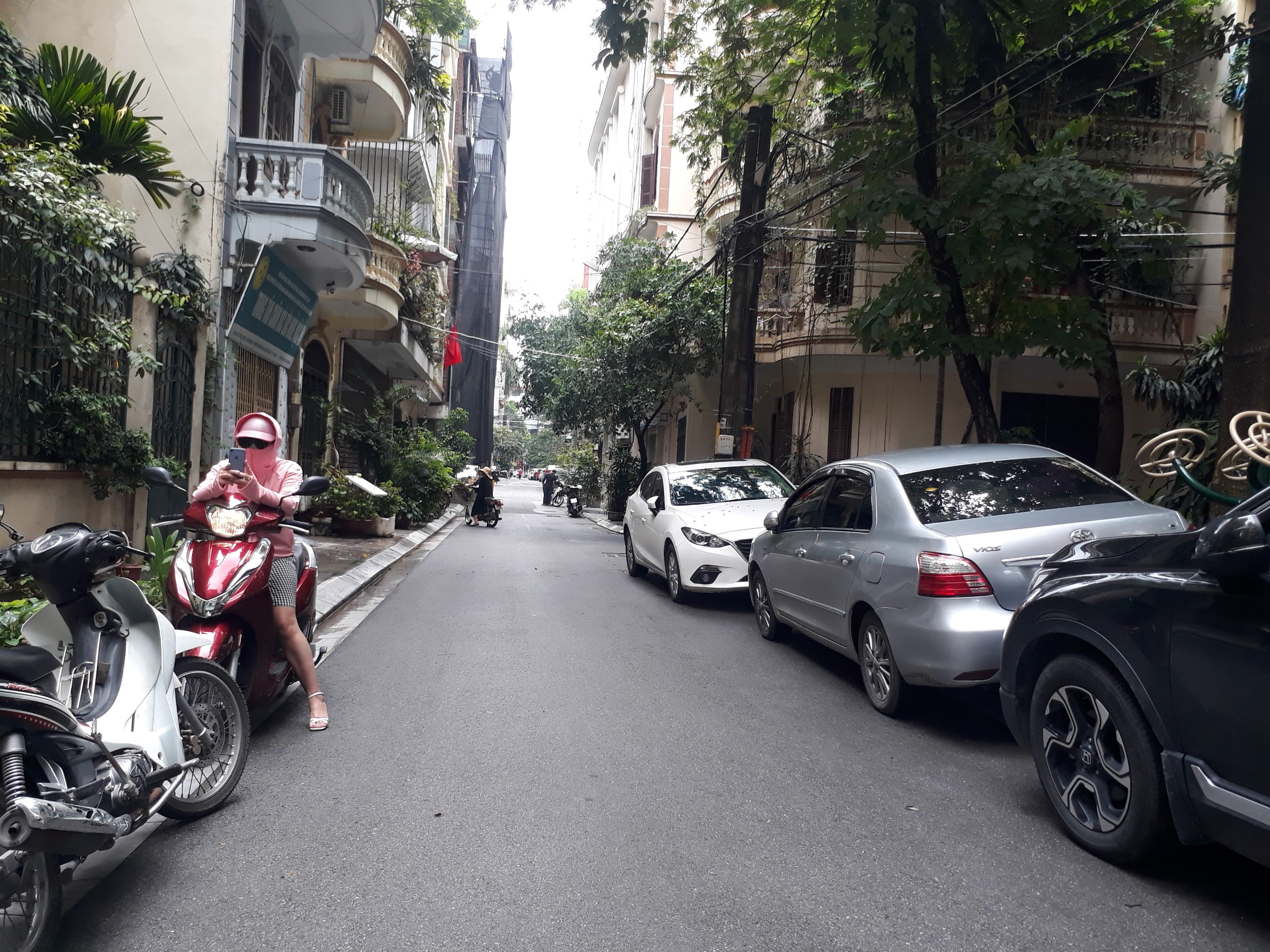 Bán nhà mặt ngõ 67 Đỗ Quang. DT: 40m2 x 4T, mT 3,8m. ngõ+vỉa hè. Giá 11,8 tỷ.