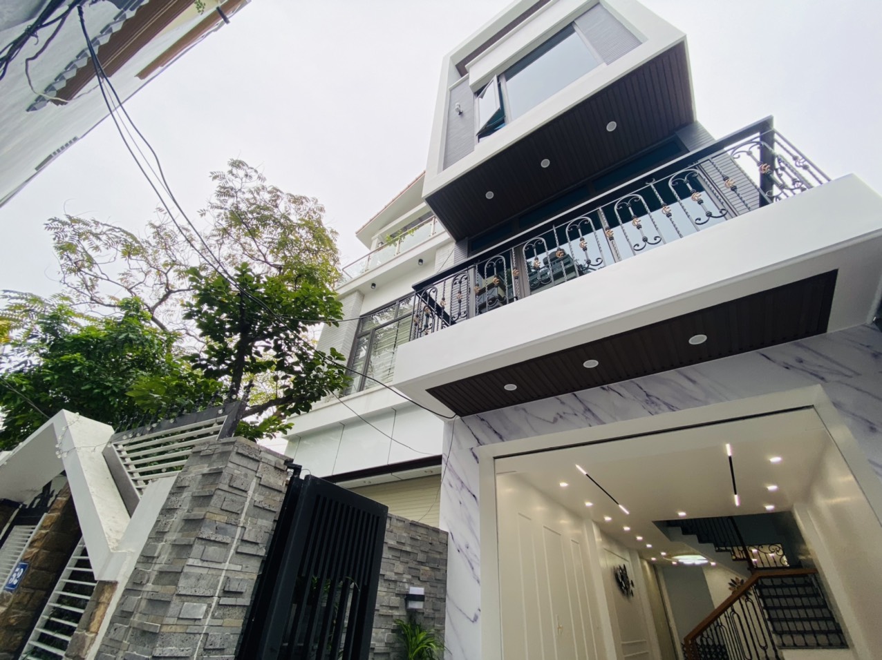 Bán nhà phố trung tâm Hồ Sen, 58m 4 tầng mới tinh độc lập vô cùng đẹp, GIÁ 4.2 tỉ