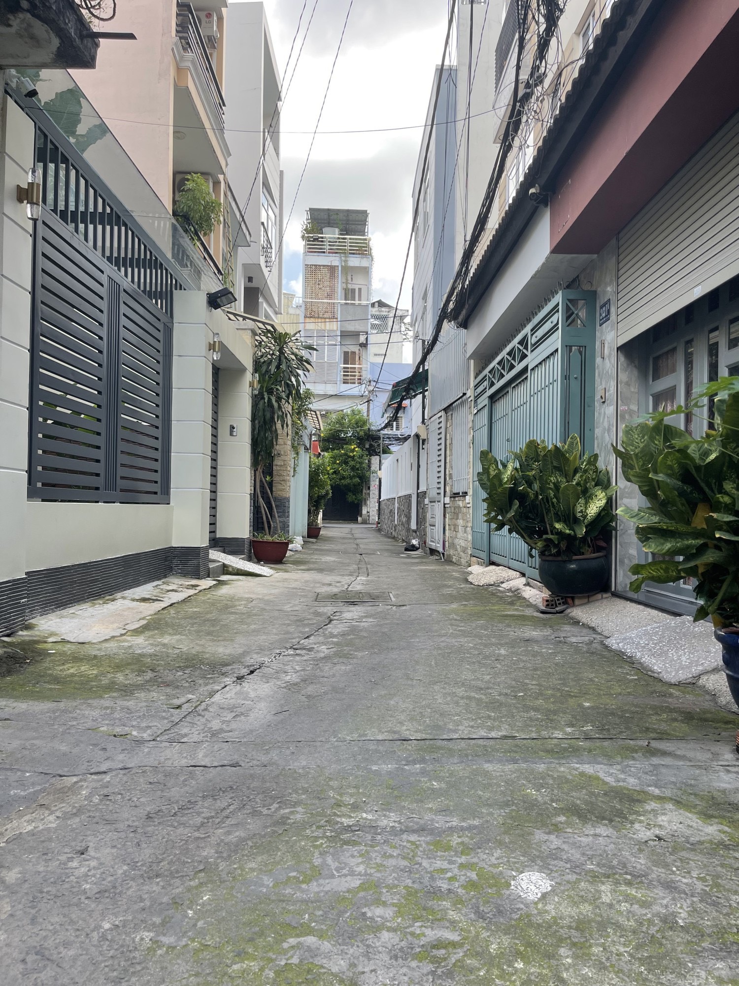 Bán nhà Hoàng Hoa Thám, 4 Tầng 5PN 42m2, hẻm 3 gác sát xe hơi, 6 Tỷ TL