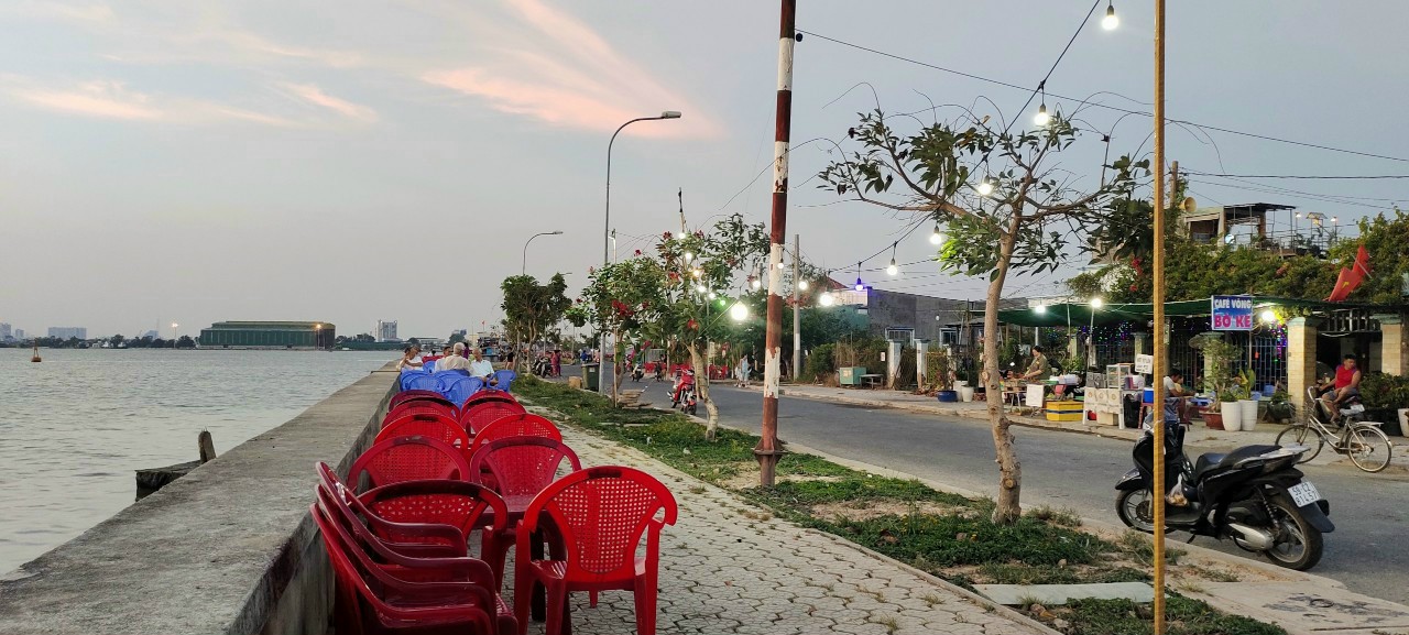 bán nhà ngay phà bình khánh mặt tiền bờ kè kinh doanh tốt.