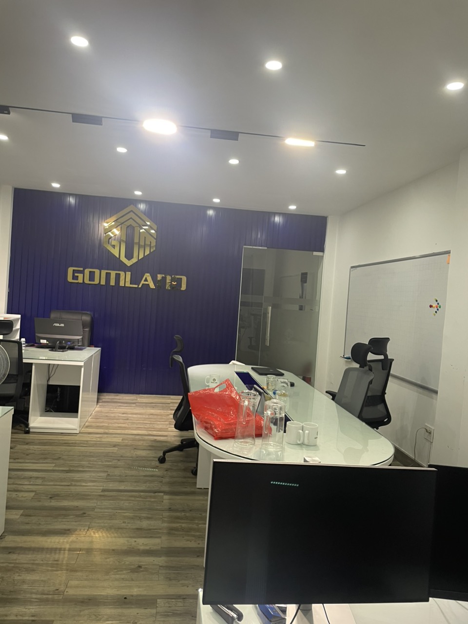 Nhà nguyên căn hiện tại đang làm văn phòng BDS.Mới ,sạch,đẹp.Muốn sang nhượng lại.Đầu tư 850tr sang lại 250tr.1 trệt,3