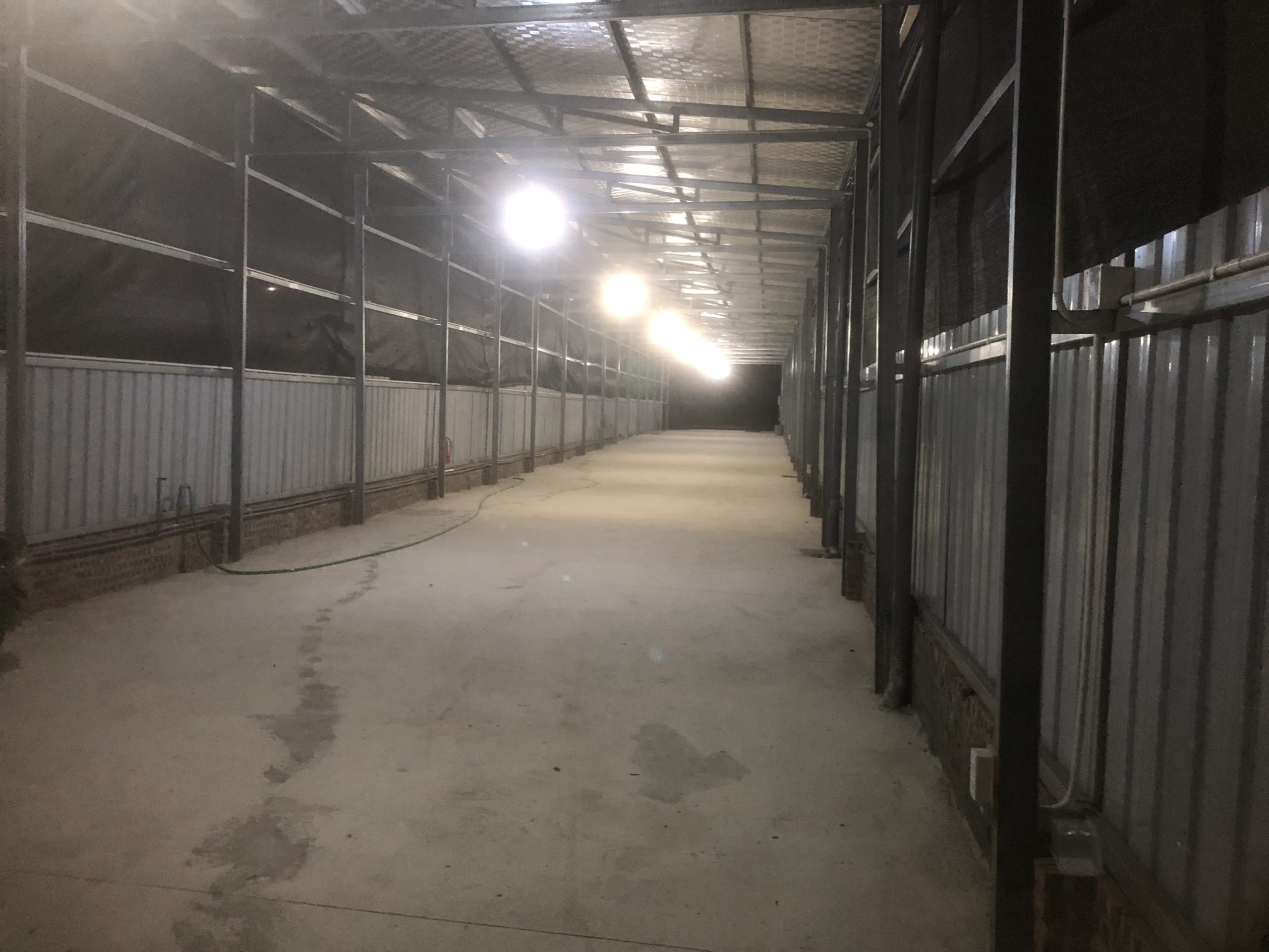 Nhà em cho thuê mặt bằng xưởng, kho bãi với diện tích 420 mét vuông, dài 80 rộng 60, mặt đường rộng rãi 15m, mặt tiền 6m