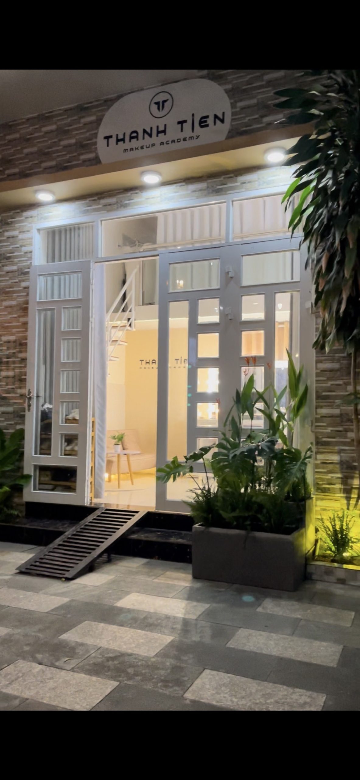 Do chuyển công tác, nên để lại giá rẻ tiệm Makeup đang hoạt động có nhiều khách quen cho đồng nghiệp muốn phát triển