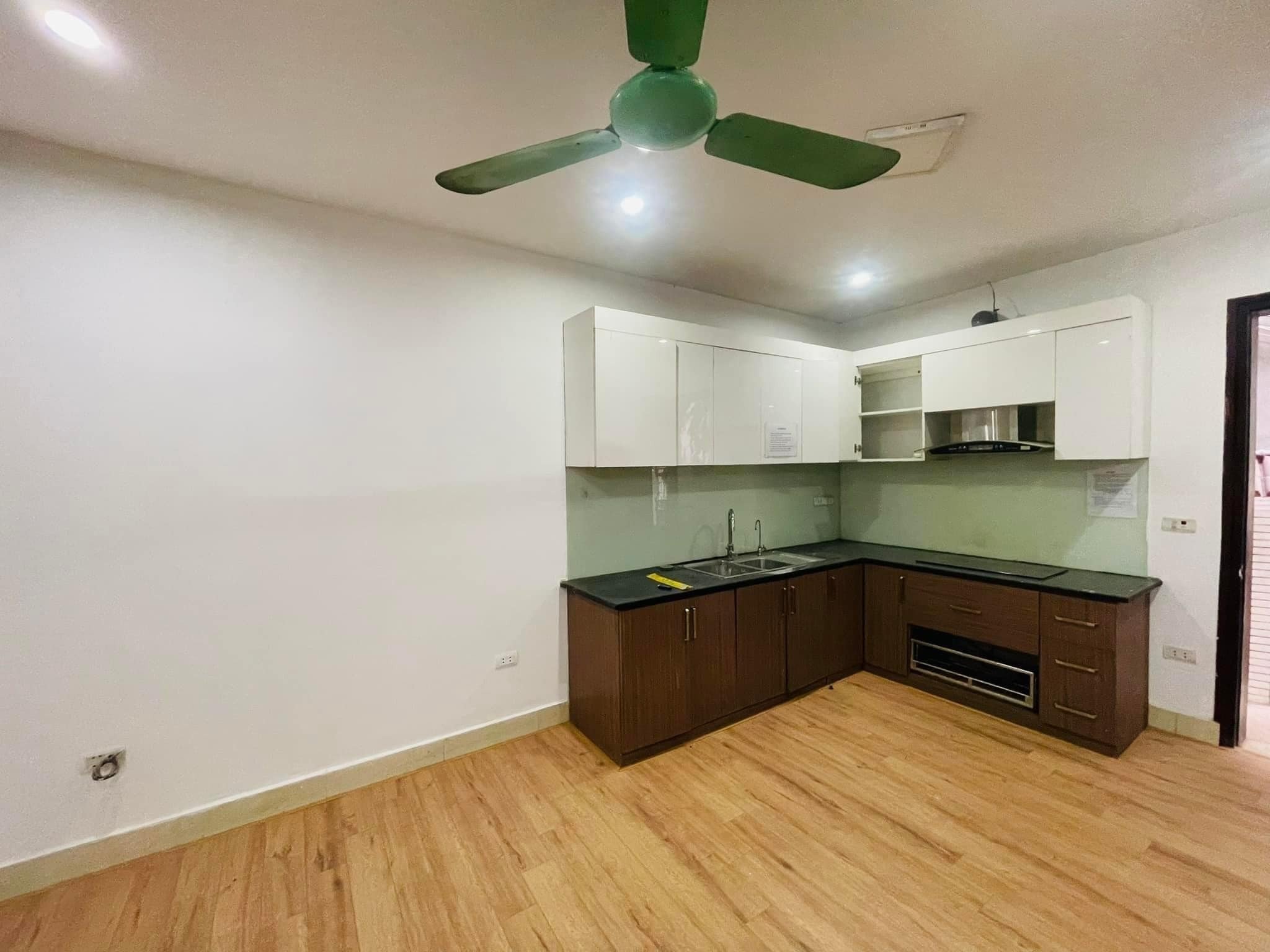 Bán Gấp Nhà Mặt Ngõ 172 Âu Cơ, diện tích 125m2, mặt tiền 7m, 18 tỷ, ngõ thông, kinh doanh