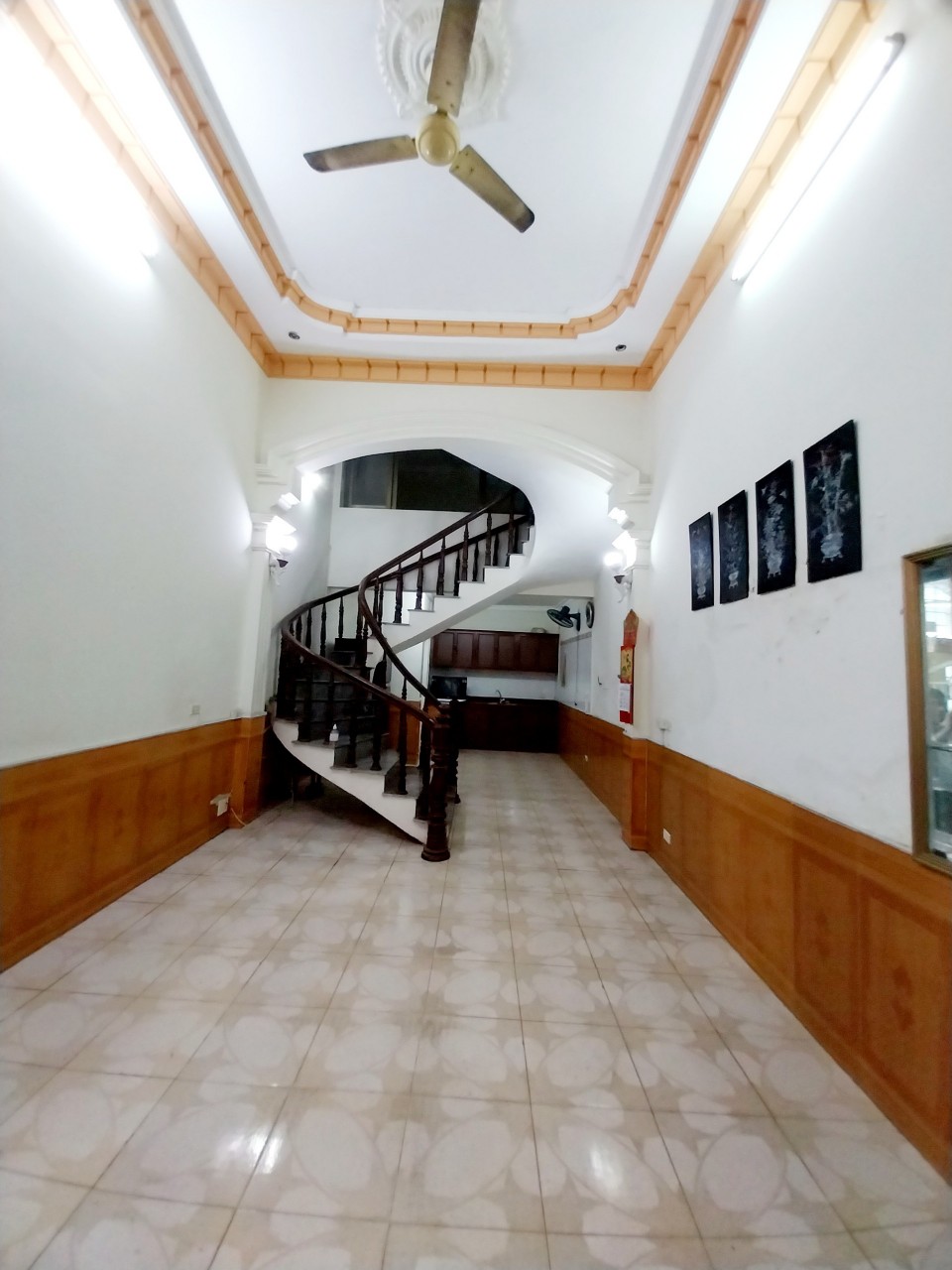 Bán nhà ngõ 562 Nguyễn Văn Linh, 46m 3 tầng, sân cổng riêng, ô.tô tận cửa GIÁ 2.65 tỉ