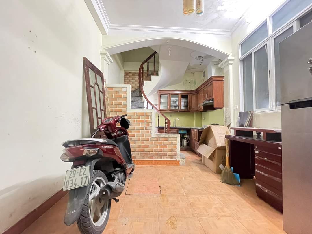 157 PHÁO ĐÀI LÁNG ĐỐNG ĐA LÔ GÓC, TRƯỚC NHÀ XE BA GÁC.