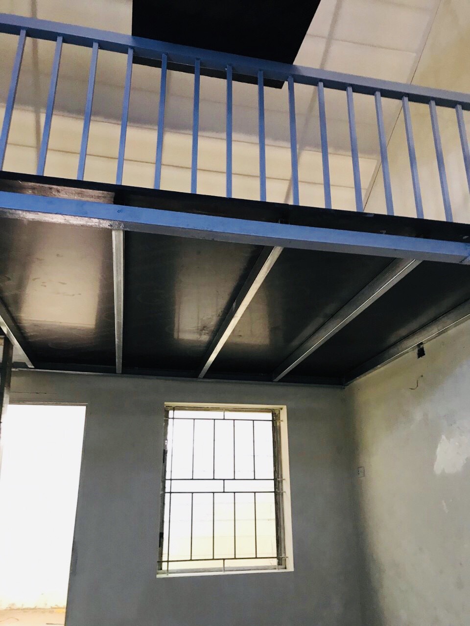 Tôi có căn nhà cấp 4 có nhu cầu cho thuê lại. Nhà mới sửa, chia 2 phòng + 1 gác xép.