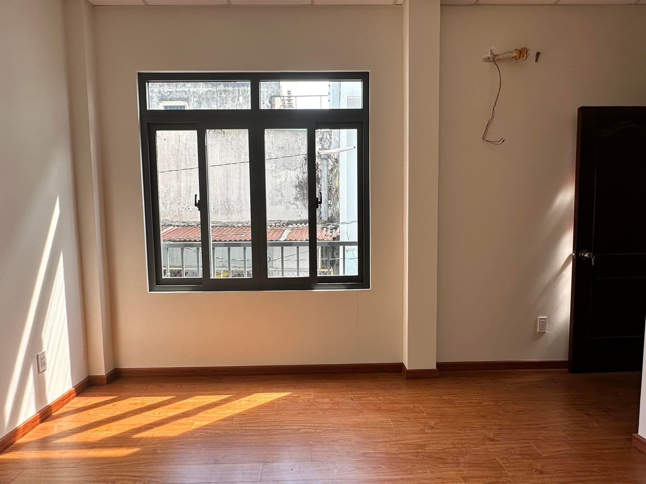 BÁN NHÀ ĐẸP LUNG LINH 3 TẦNG SÁT MT HƯNG PHÚ Q8. CHỈ 5.1 TỲ. CÁCH Q5 Q1 500M