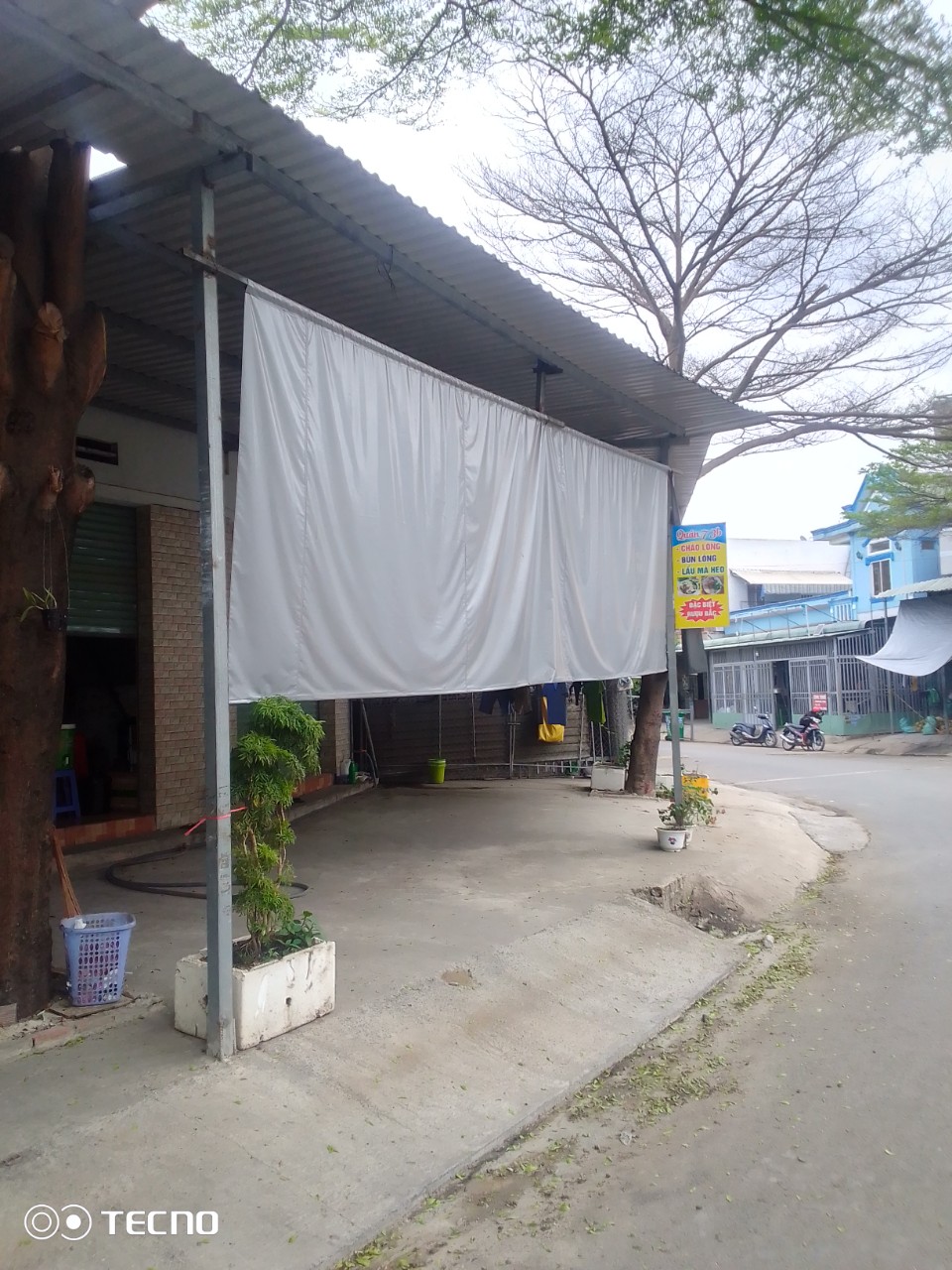 Sang quan bán cháo lòng ngay trong khu dân cư Kim Thanh, Khánh Bình, Tân Uyên.