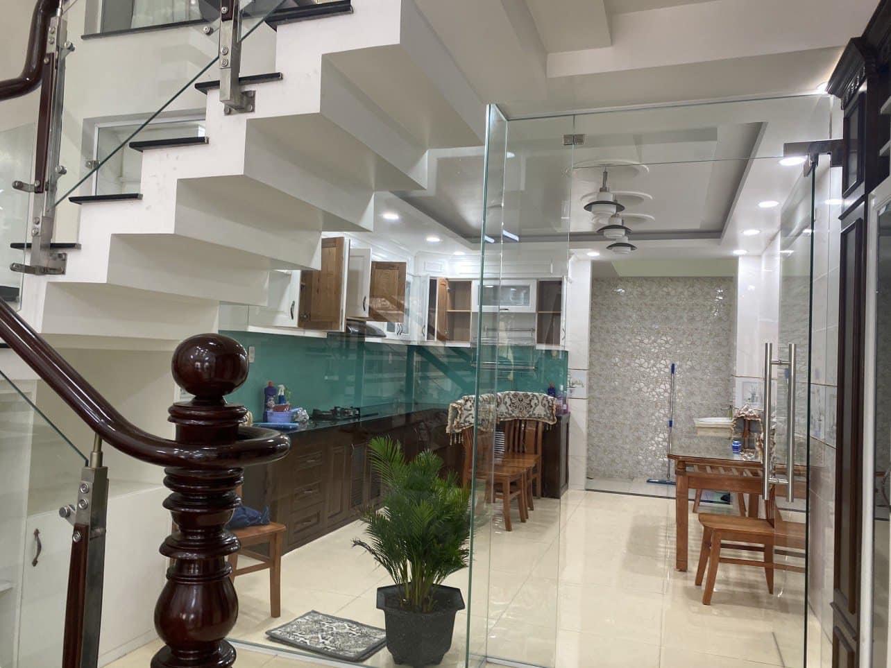 Cần bán gấp nhà Nguyễn Văn Dung, phường 6, Gò Vấp - Diện tích: 4 x 15,4m Nhà gồm 1 trệt, 1 lửng, 3 lầu, diện tích