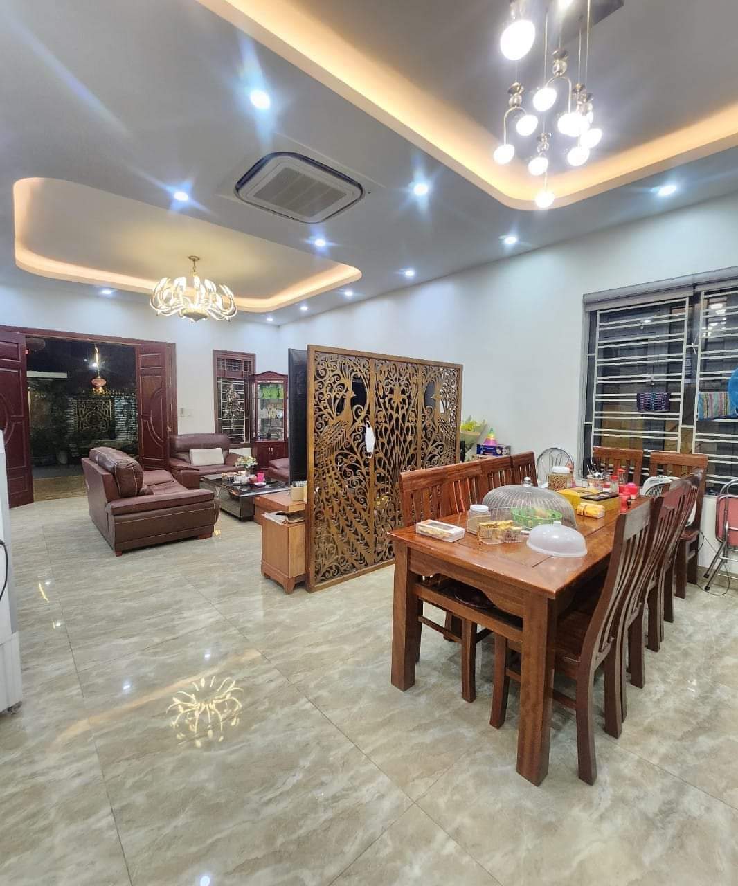 BIỆT THỰ SÂN VƯỜN KHU NGOẠI GIAO ĐOÀN, GẦN CÔNG VIÊN HOÀ BÌNH. HÀNG XÓM THÀNH PHỐ GIAO LƯU, BỘ CÔNG AN, 3 PHÚT RA HỒ