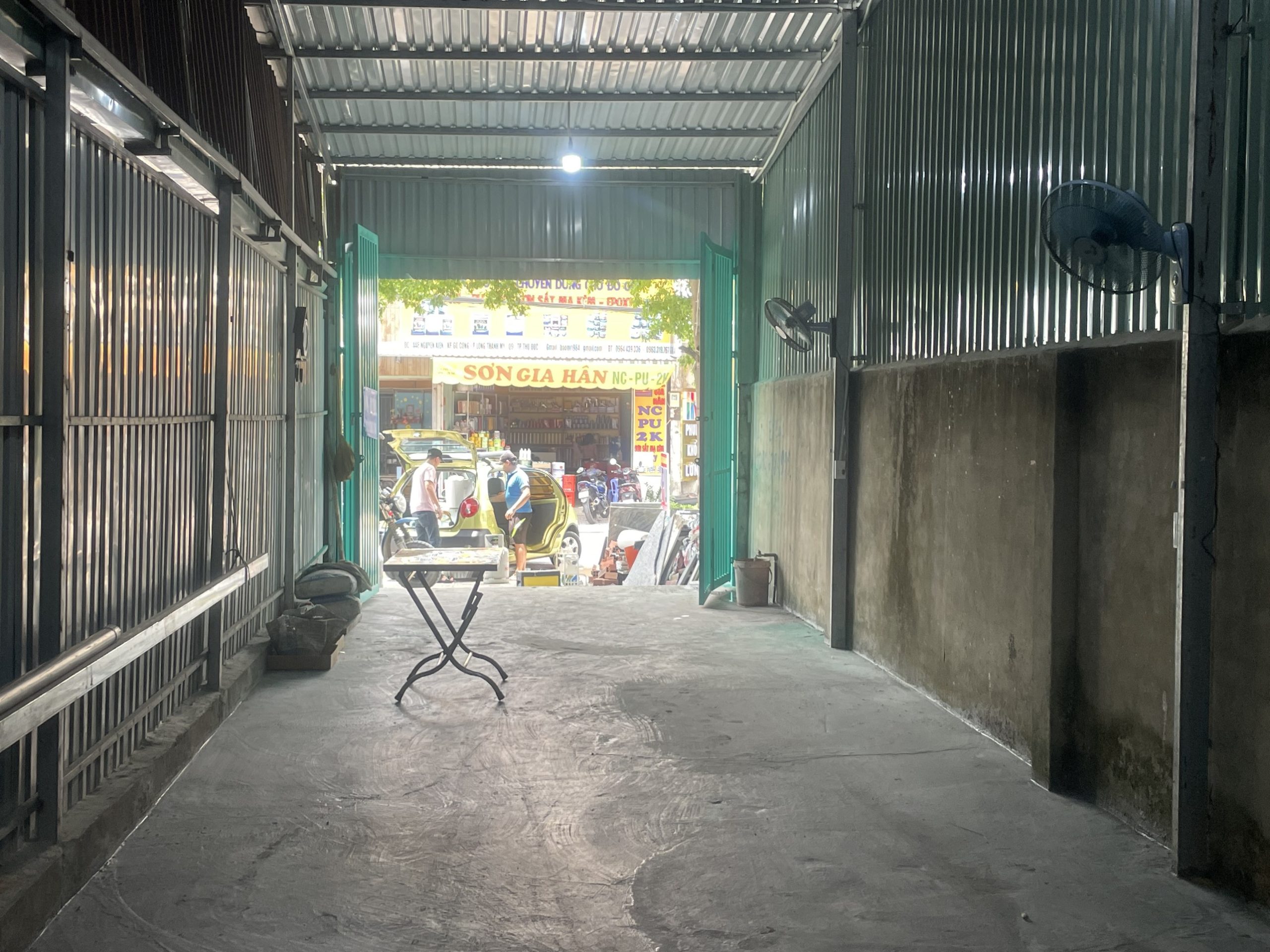 Cho thuê nhà kinh doanh mặt tiền Nguyễn Xiển ngay cổng Vinhome Quận 9 đầy đủ nội thất