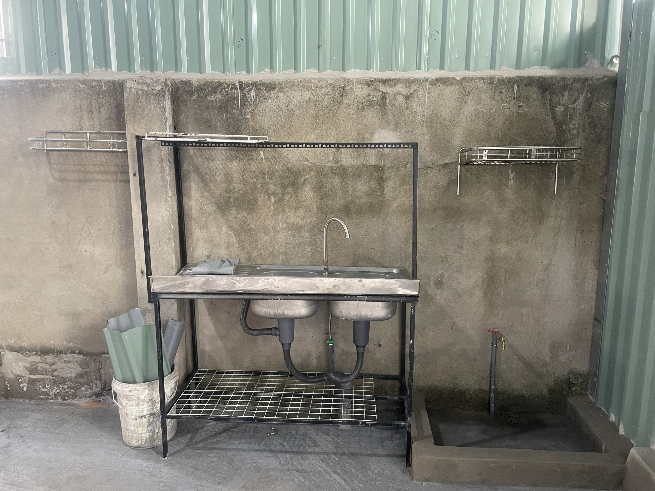 Cho thuê nhà kinh doanh mặt tiền Nguyễn Xiển ngay cổng Vinhome đầy đủ nội thất