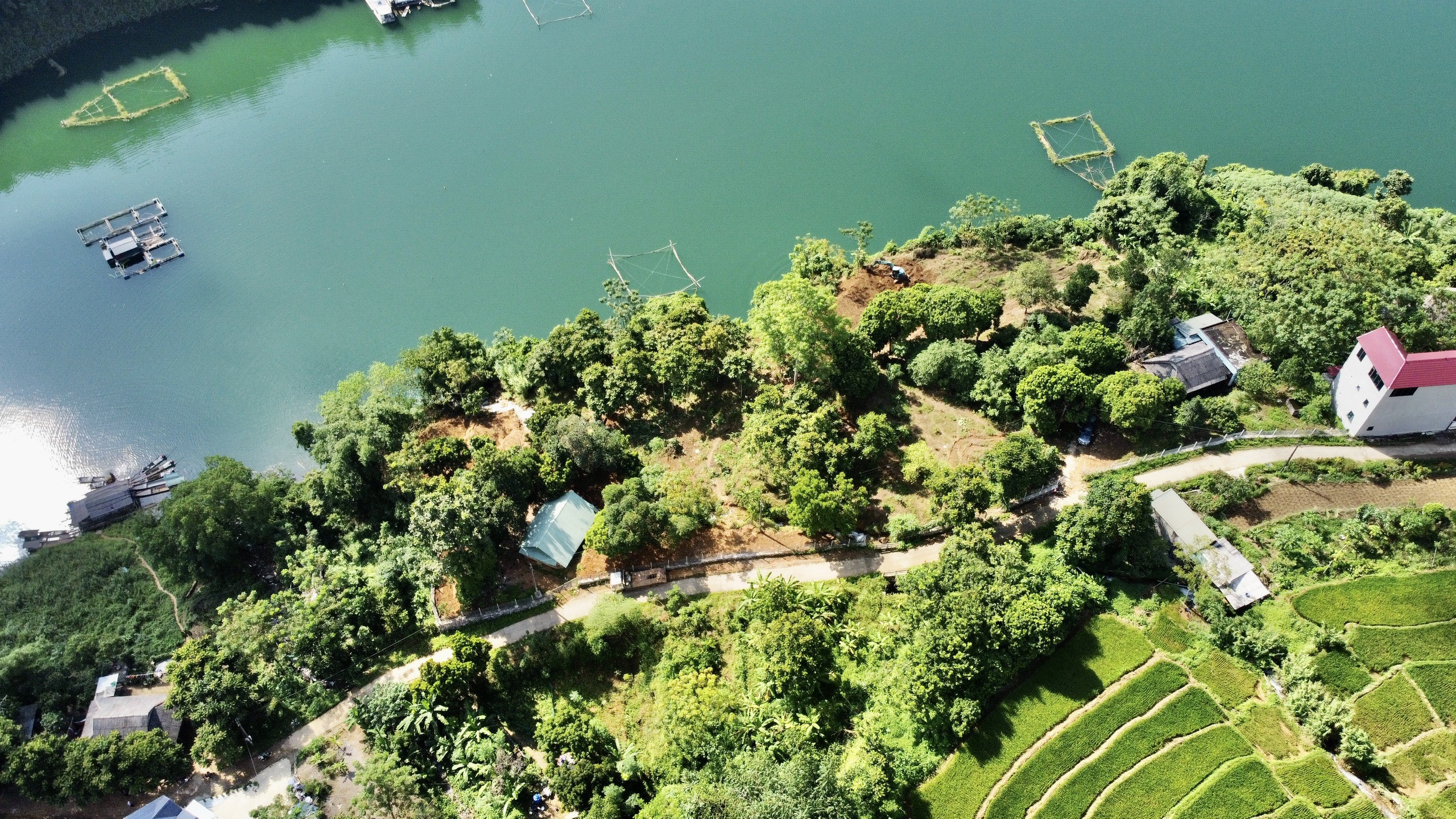 BÁN ĐẤT BÁM HỒ SÔNG ĐÀ TẠI VẦY NƯA - ĐÀ BẮC - HB GIÁ CHỈ 2.XTR/M