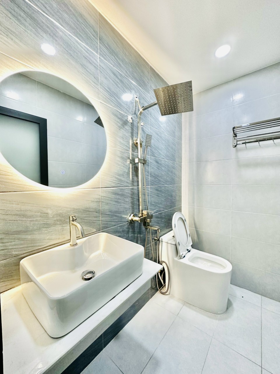 TÀI CHÍNH HƠN 4 TỶ XÍU THÔI MÀ BẠN CẦN TÌM NHÀ: ✓ Gần trung tâm✓ HXH quay đầu, hẻm thông✓ Nhà có 3PN, mới đẹp ở